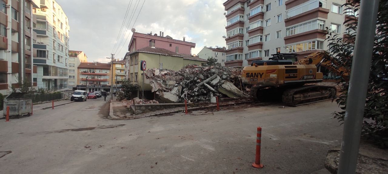 Yıkılan bina elektrik tellerine çarptı, ortalık savaş alanına döndü #kocaeli