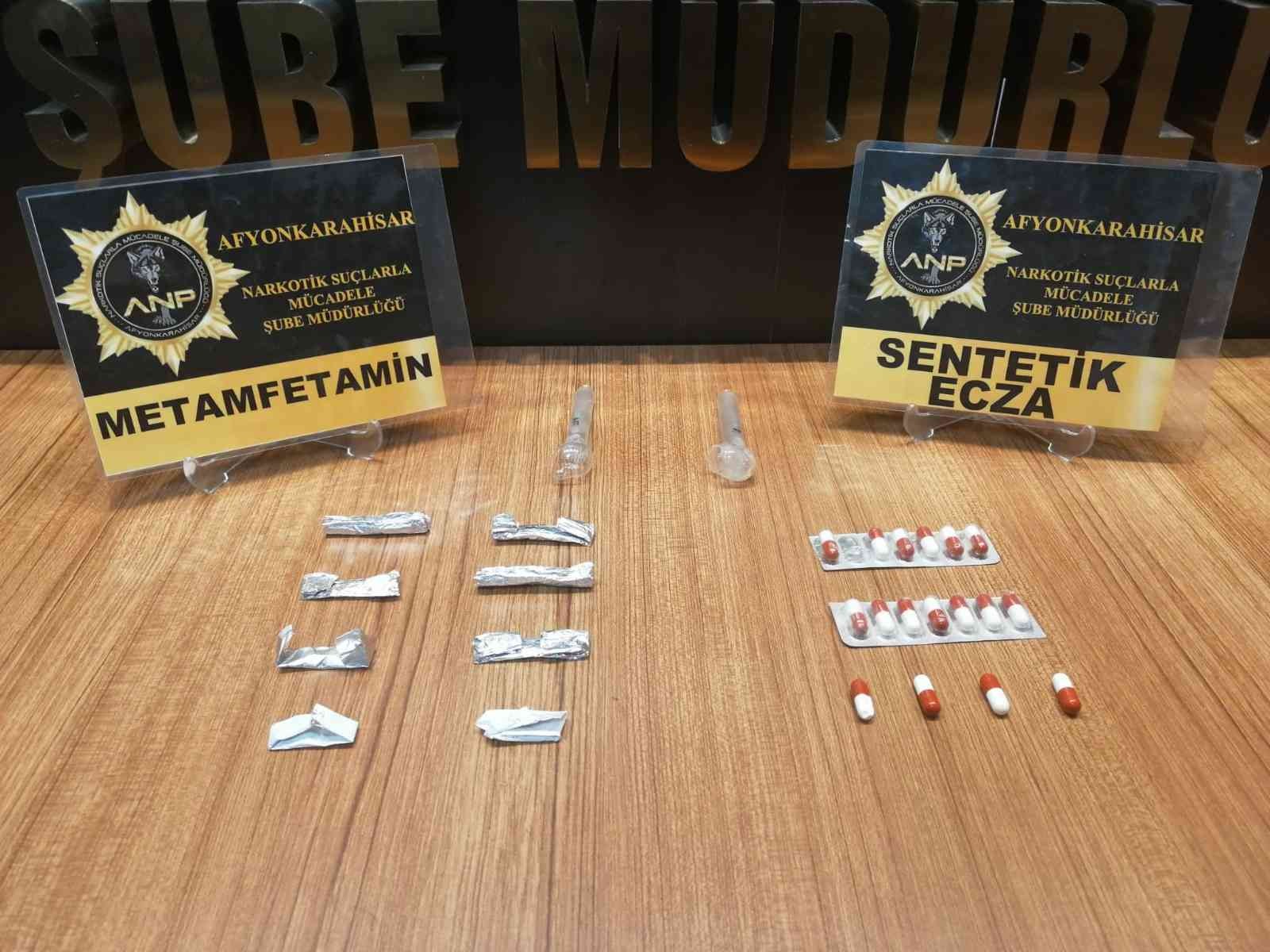 Afyonkarahisar’da uyuşturucu madde ticareti yapan 2 kişi gözaltına alındı #afyonkarahisar