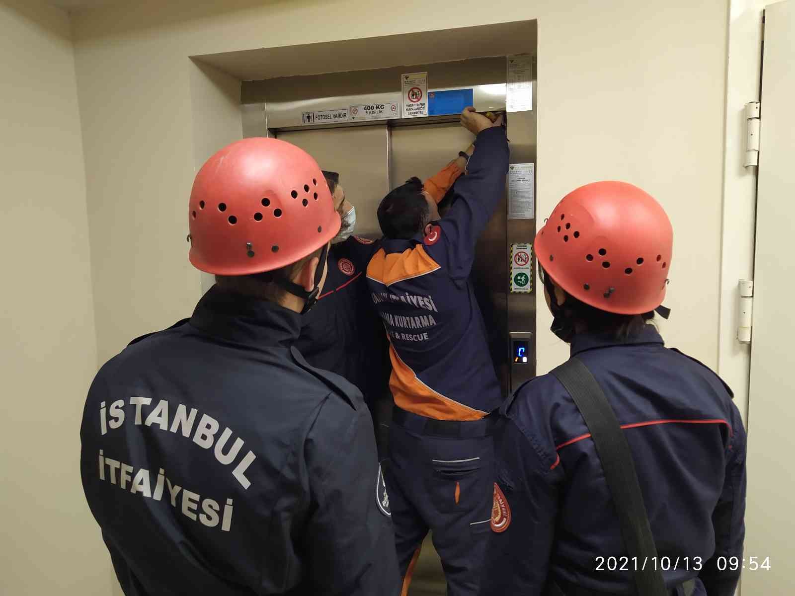 Avcılar’da 5 kadın asansörde mahsur kaldı #istanbul