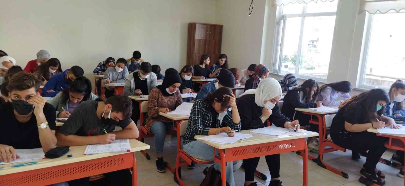 Teknik imkanlarla donatılan kütüphaneyi 28 ayda 13 bin öğrenci ziyaret etti #diyarbakir