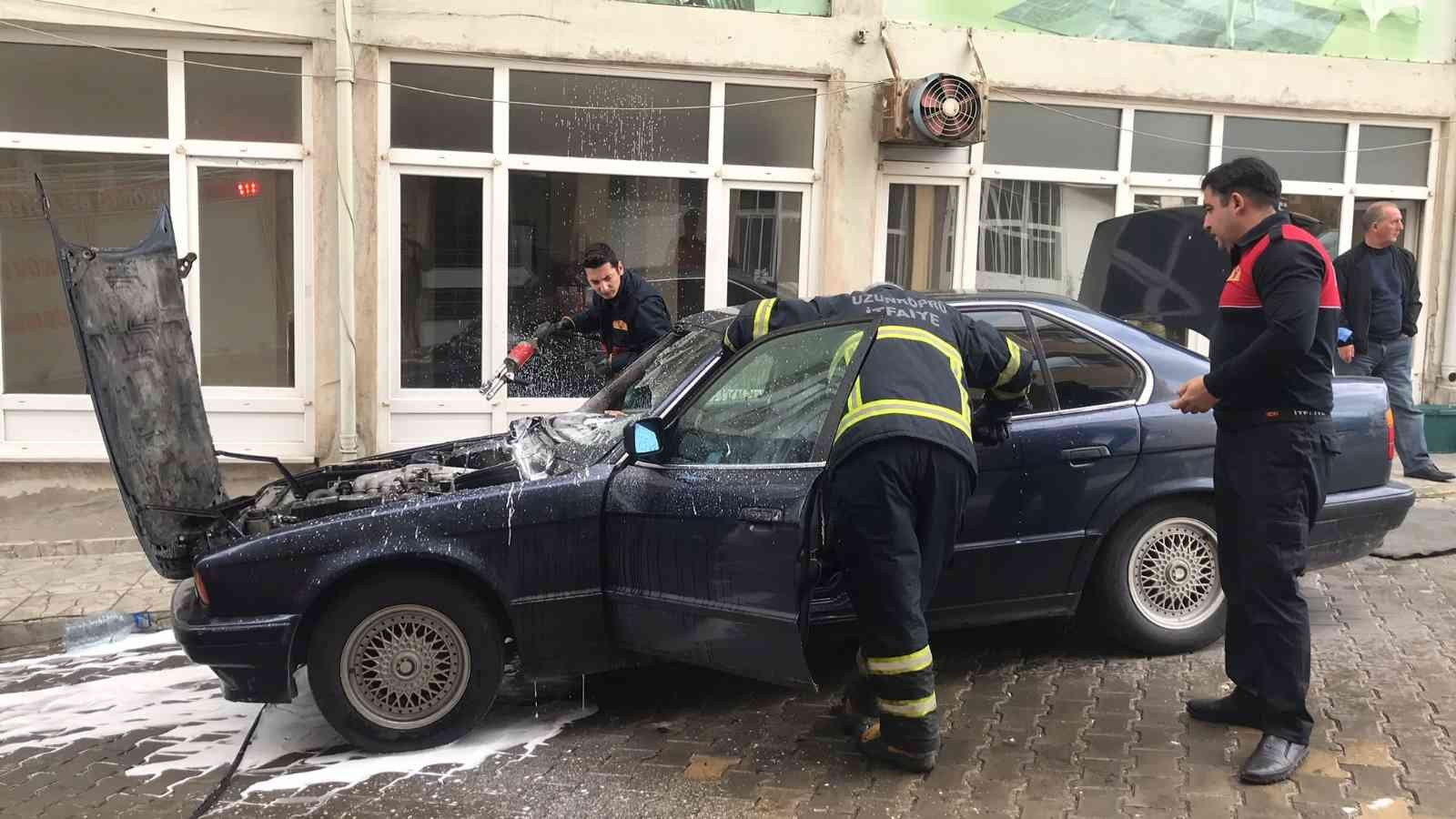 Park halindeki otomobil alev aldı #edirne
