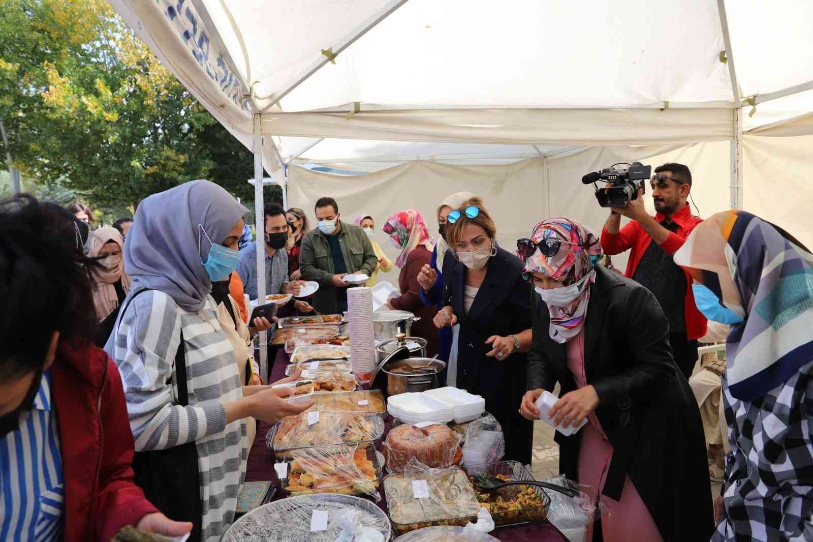 Elazığ’da Fırat Üniversitesi Kadın Kolları tarafından hayır çadırı açıldı #elazig