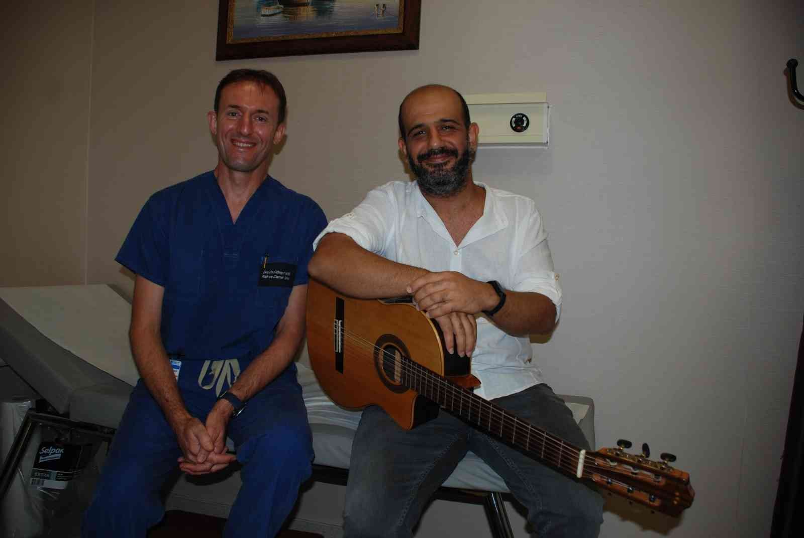 (Özel) Meme altı bypass ameliyatı oldu, gitar çalarak doktoruna resital verdi #izmir