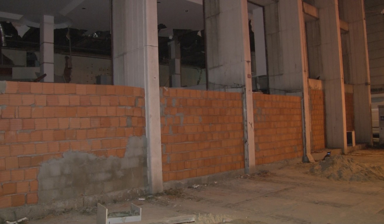 Reza Zarrab’ın holding binasının girişine hırsızları engellemek için duvar örüldü #istanbul