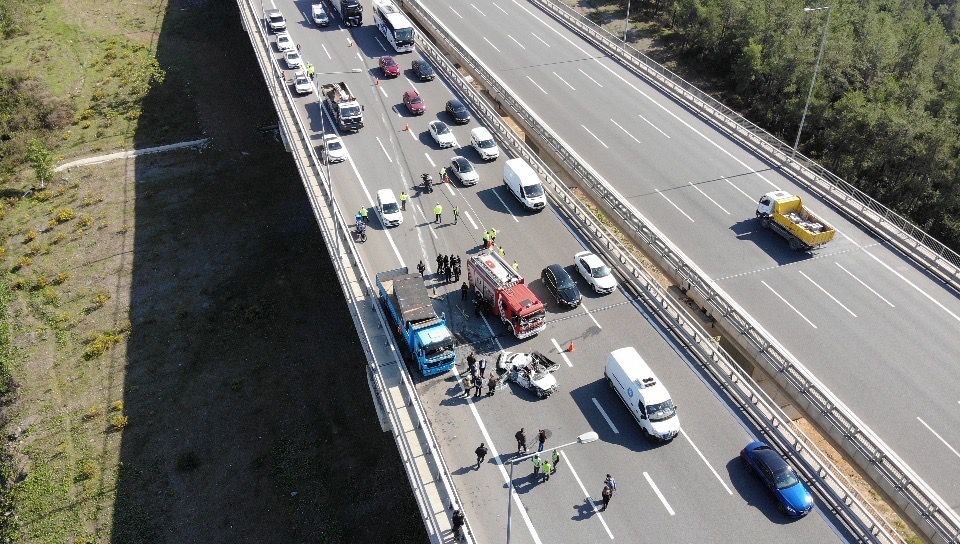 Beykoz’da İSKİ’ye ait kamyon otomobil üzerine devrildi: 1 ölü #istanbul