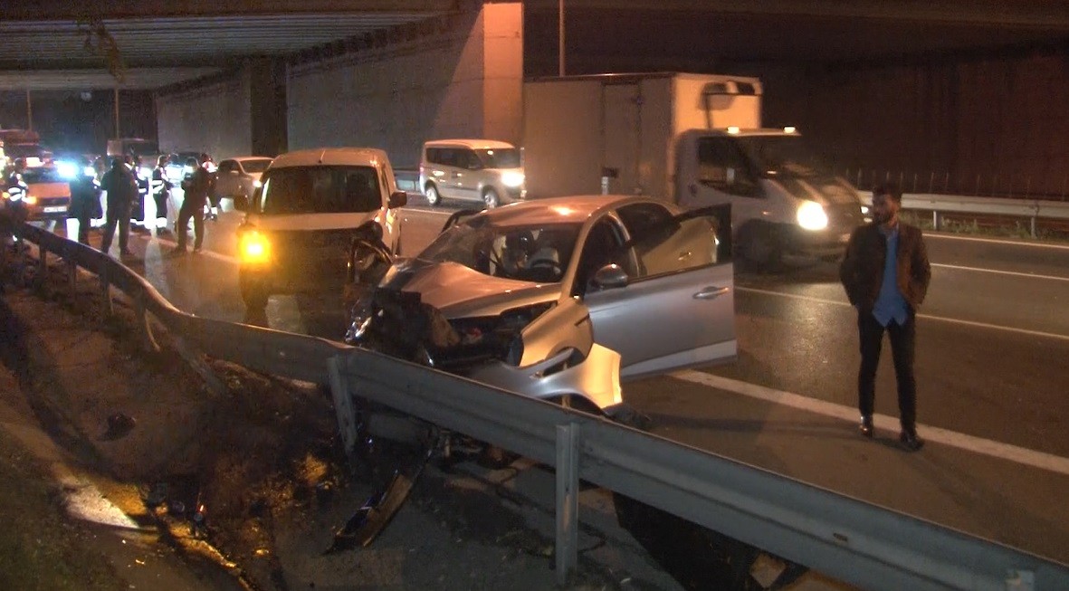 Esenler’de 3 aracın karıştığı zincirleme kaza: 2 yaralı #istanbul