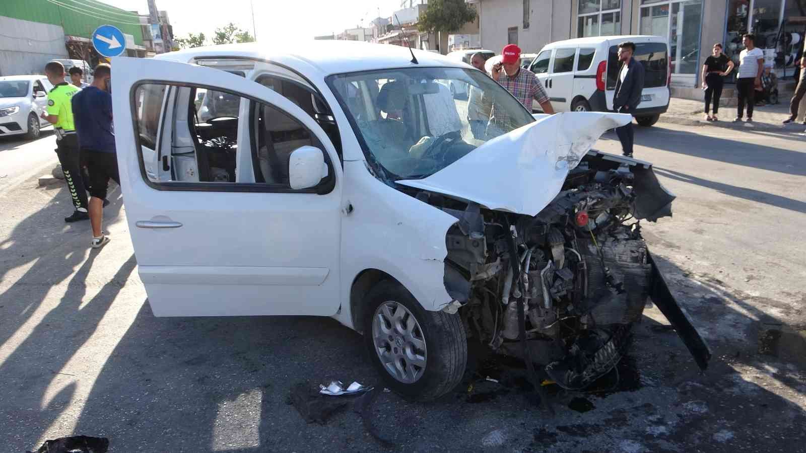 Adana’da iki hafif ticari araç kafa kafaya çarpıştı: 13 yaralı #adana