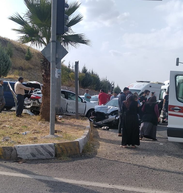 İki otomobil çarpıştı: 3 yaralı #adiyaman