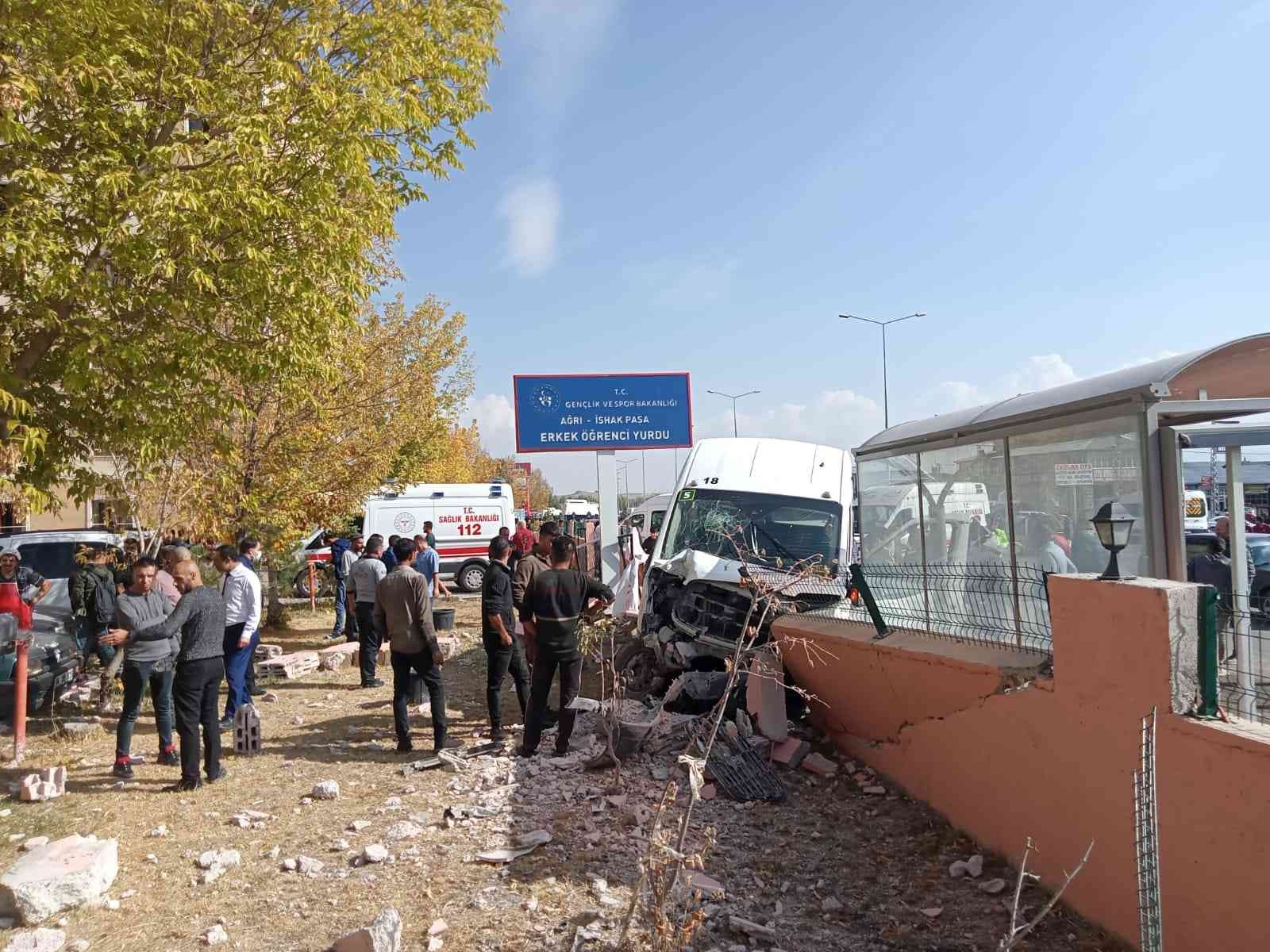 Ağrı’da okul servisi kaza yaptı: 7 yaralı #agri