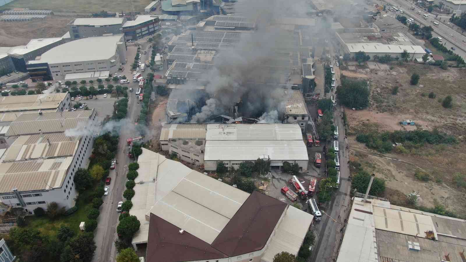 Bursa’da tekstil fabrikasındaki büyük yangın 3 saatin sonunda kontrol altına alındı #bursa