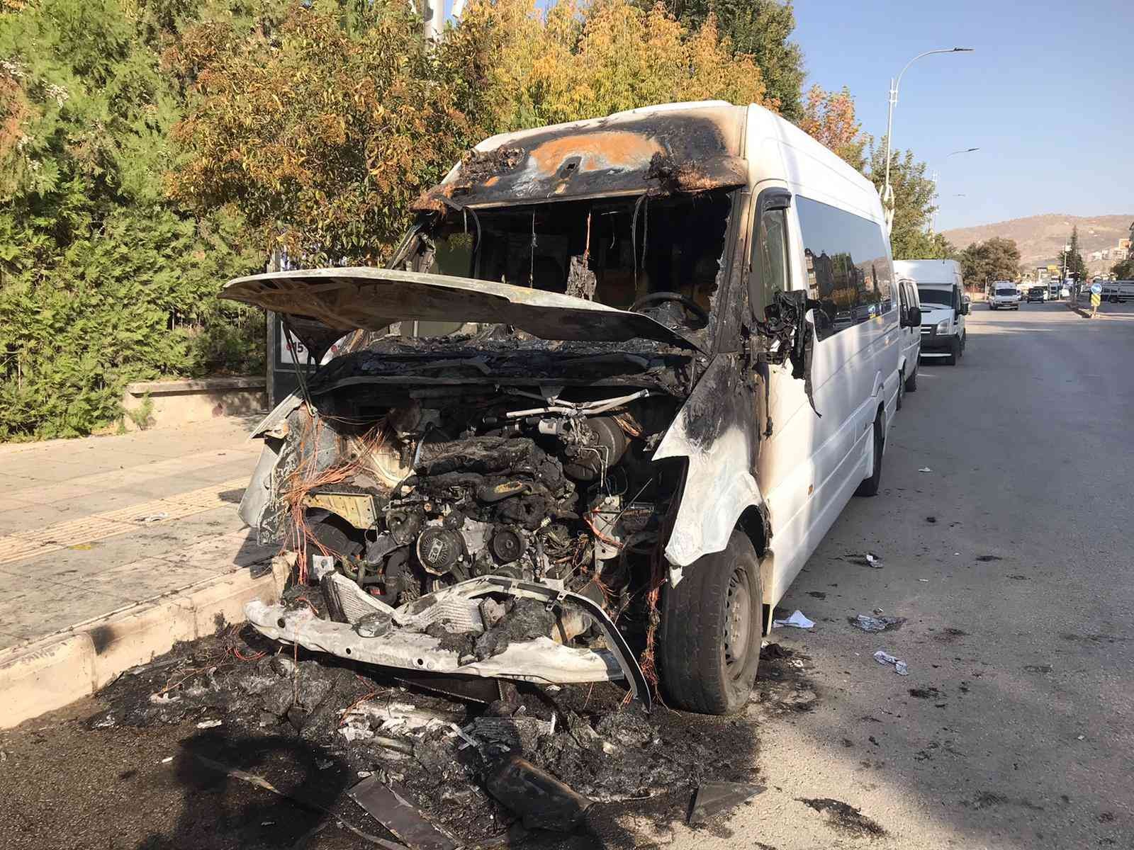 Elazığ’da 4 saatte 3 araç kundaklandı #elazig