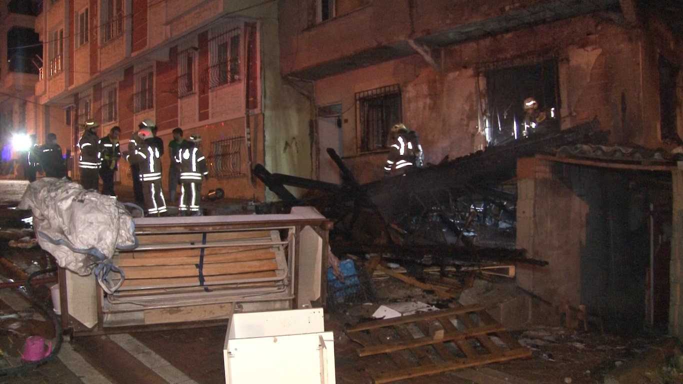 Esenyurt’ta 3 katlı binanın doğalgaz hattındaki parlama nedeniyle iki daire alev alev yandı #istanbul