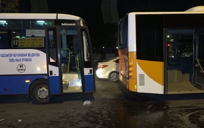 Halk otobüsü belediye otobüsüne çarptı: 9 yaralı #gaziantep