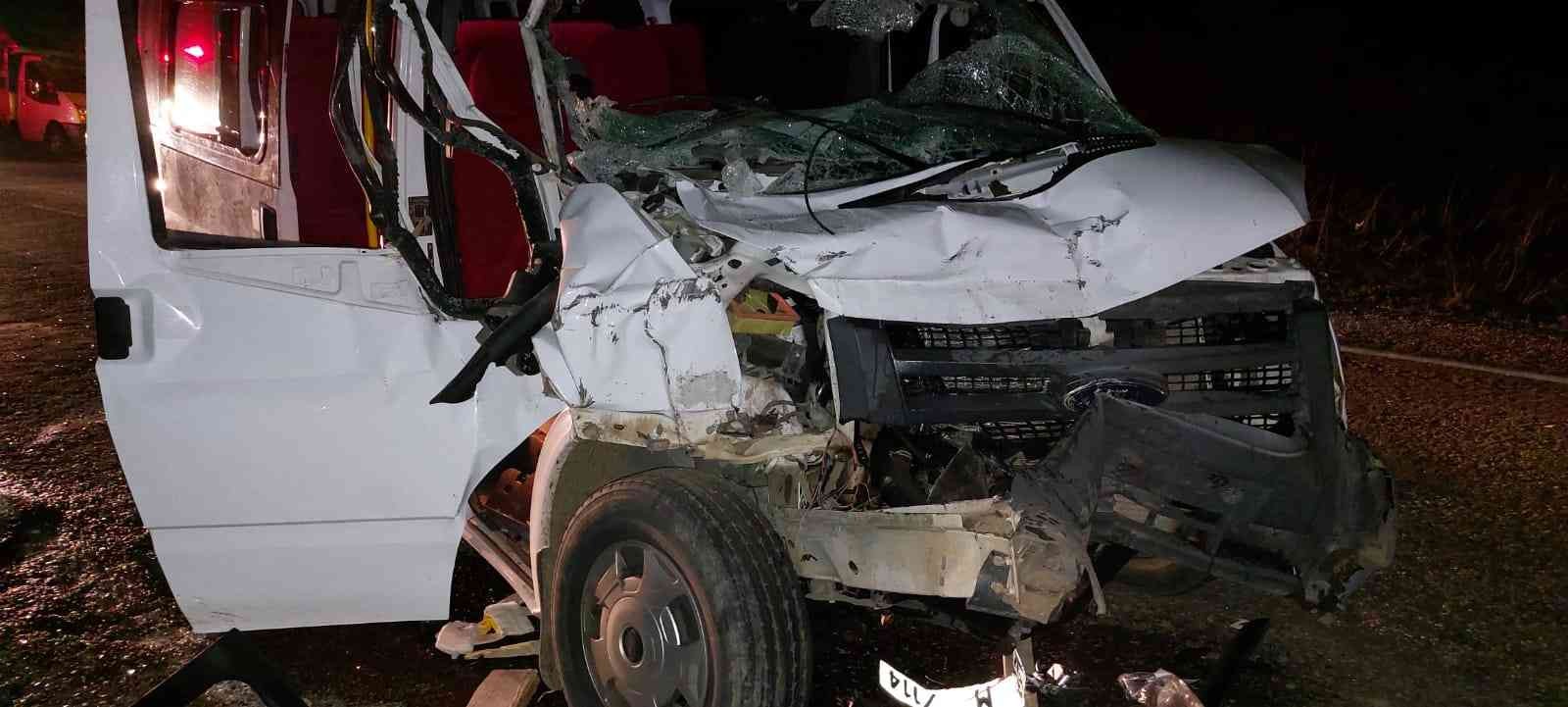Giresun’da minibüs ile traktör çarpıştı: 3 yaralı #giresun