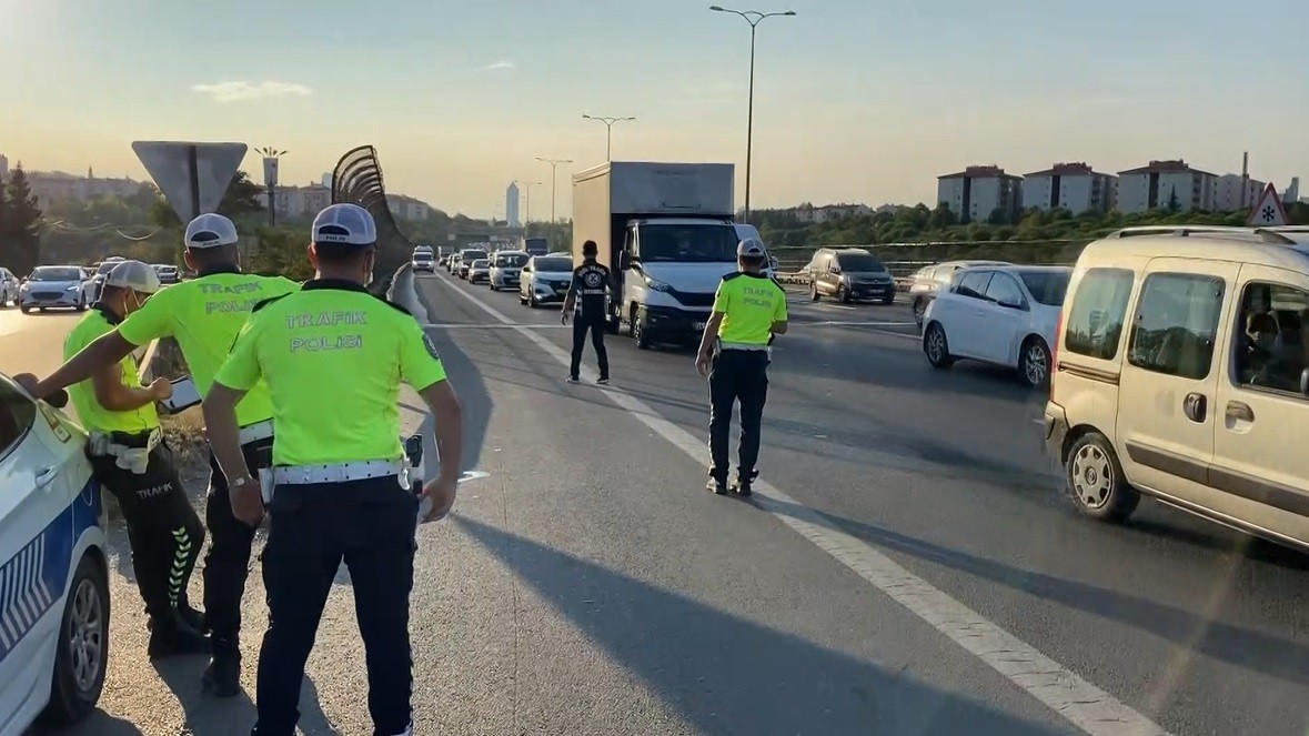 İstanbul’da çakar, siren ve emniyet şeridi ihlal edenlere yönelik denetim #istanbul İstanbul’da çakar, siren ve emniyet şeridi ihlal edenlere yönelik denetim #istanbul