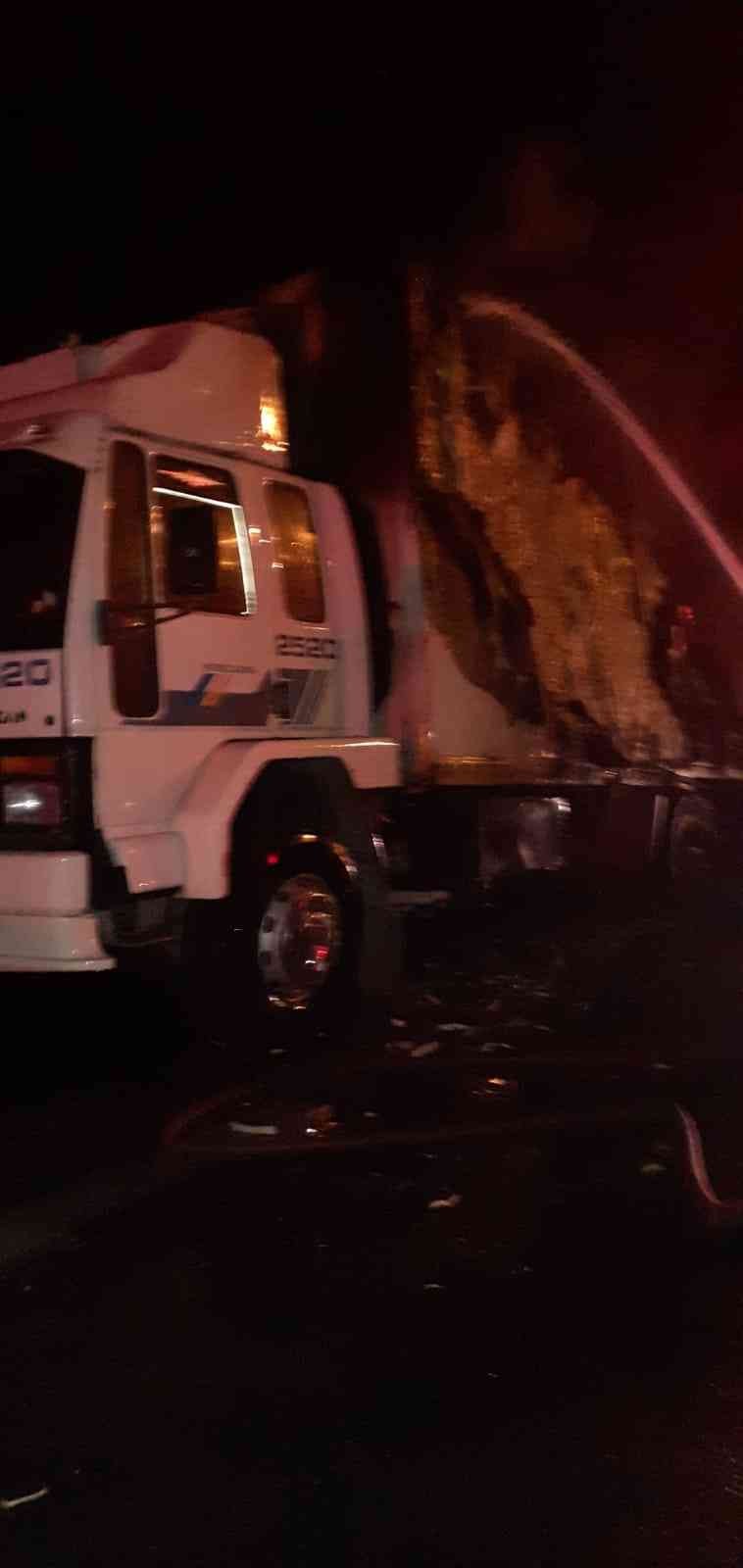Narenciye yüklü kamyon yandı #mersin