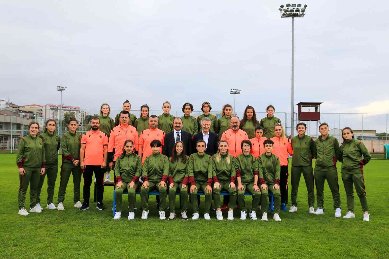 Başkan Ahmet Ağaoğlu, kadın futbol takımını ziyaret etti #trabzon