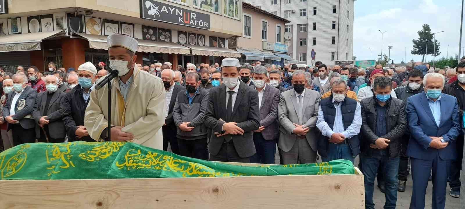 Peynir tadarken hayatını kaybeden emekli öğretmen son yolculuğuna uğurlandı