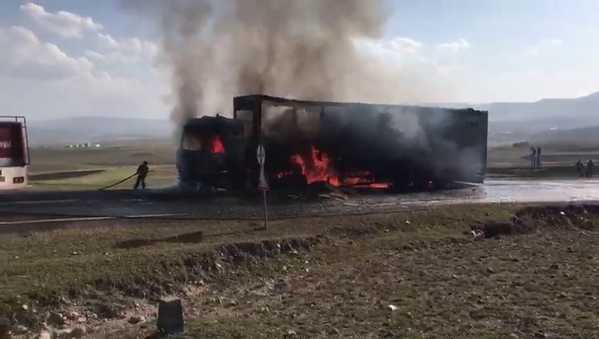 Gürcistan’a giden Azerbaycan plakalı Tır seyir halindeyken yandı #ardahan