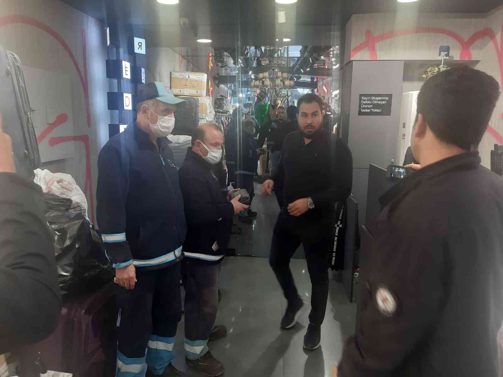 Temizlik görevlisinden örnek davranış, içi para dolu çantayı polise teslim etti #istanbul