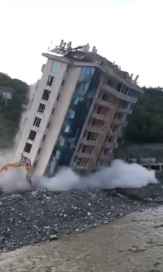 Selde zarar gören o müteahhidin bir apartmanı daha yıkıldı #kastamonu