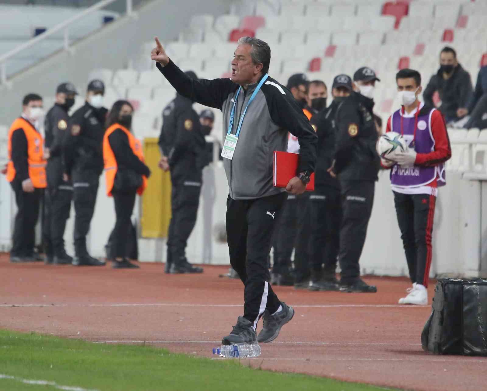 Sivasspor Yardımcı Antrenörü Bülent Albayrak, maçta kırmızı kart gördü #sivas