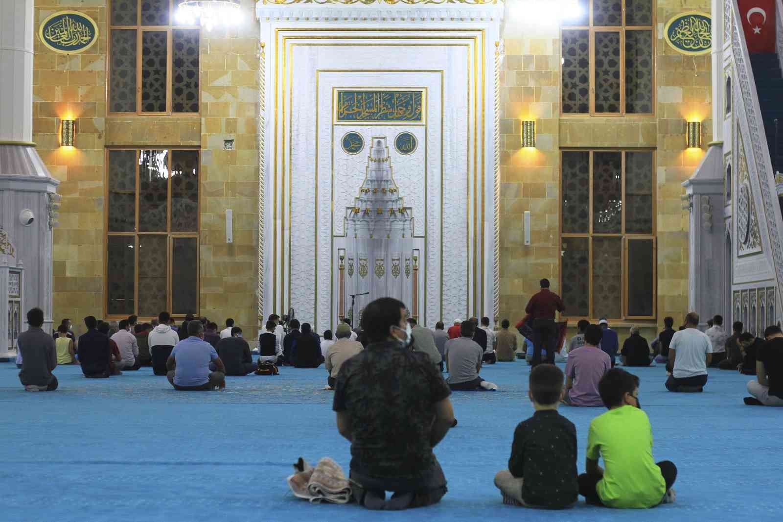 Antalya’da Mevlit Kandili camilerde dualarla idrak edildi #antalya