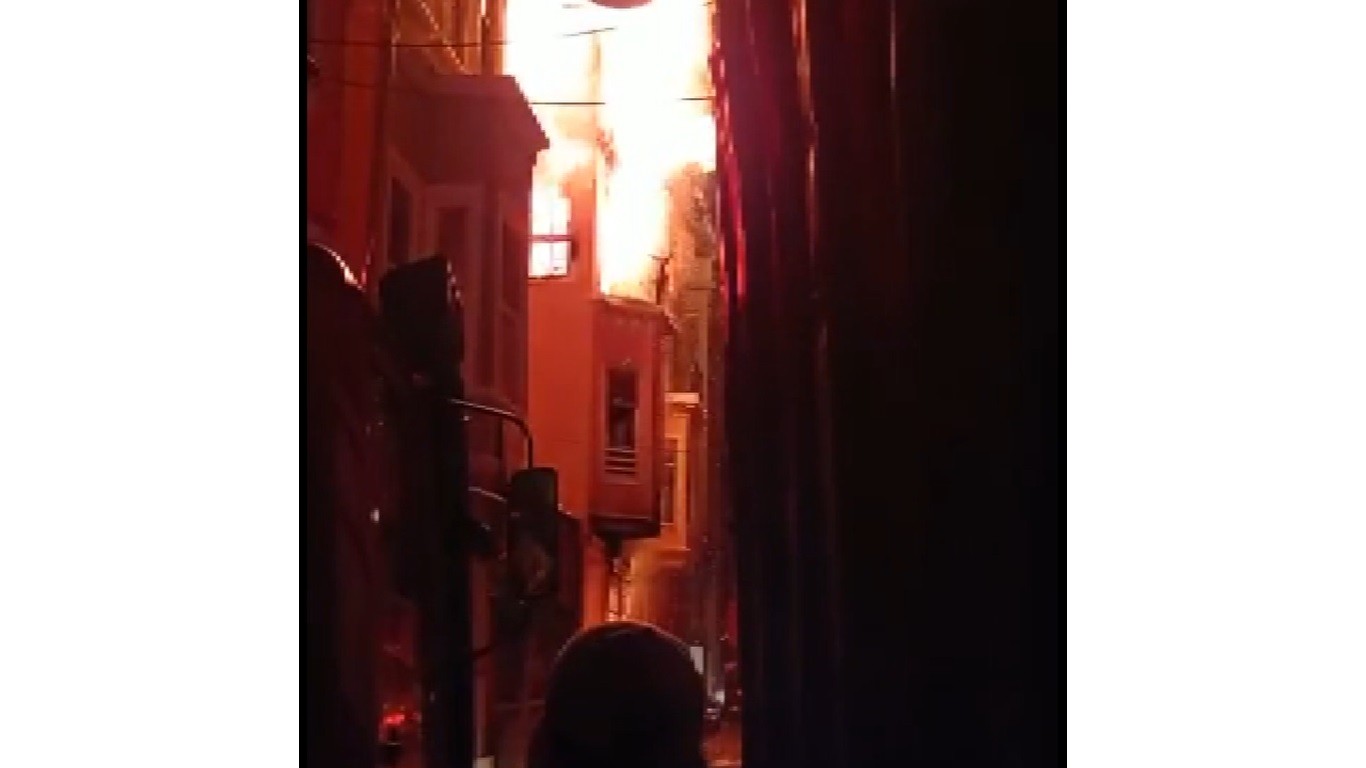 Balat’ta 4 katlı bina alev alev yandı #istanbul