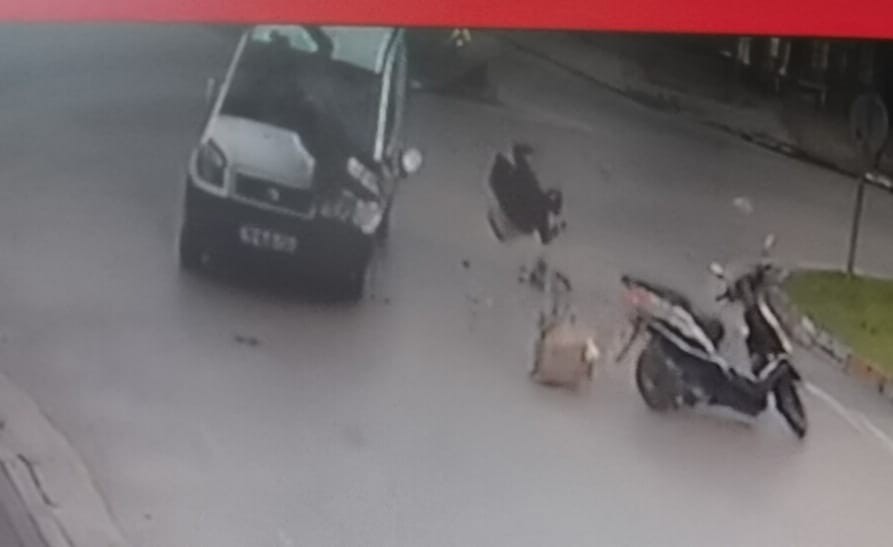 Kaza yapan motosikletteki güvercinler böyle havalandı #bursa