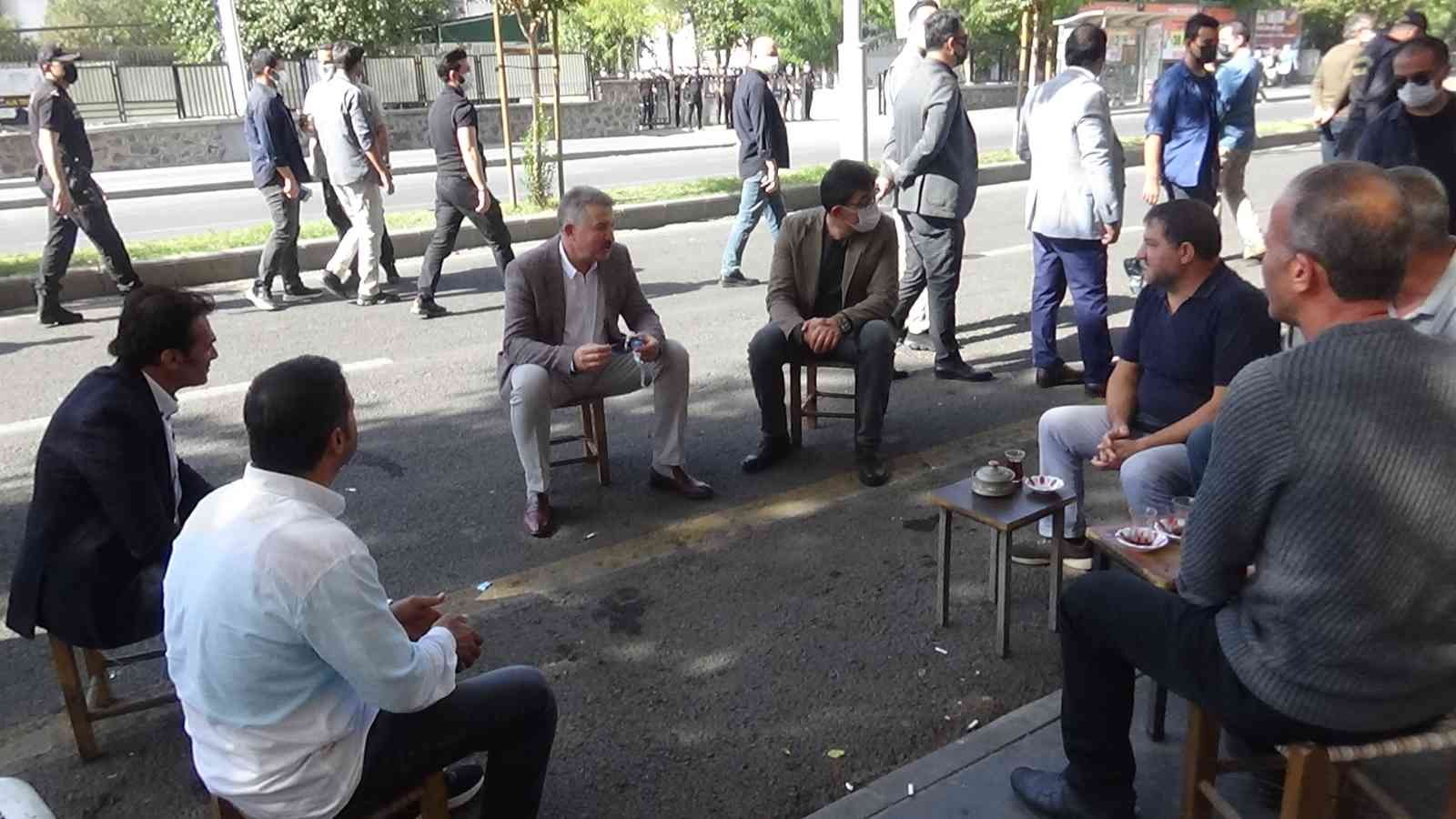 Diyarbakır Emniyet Müdürü Aşkın, vatandaşlarla çay içip sohbet etti #diyarbakir