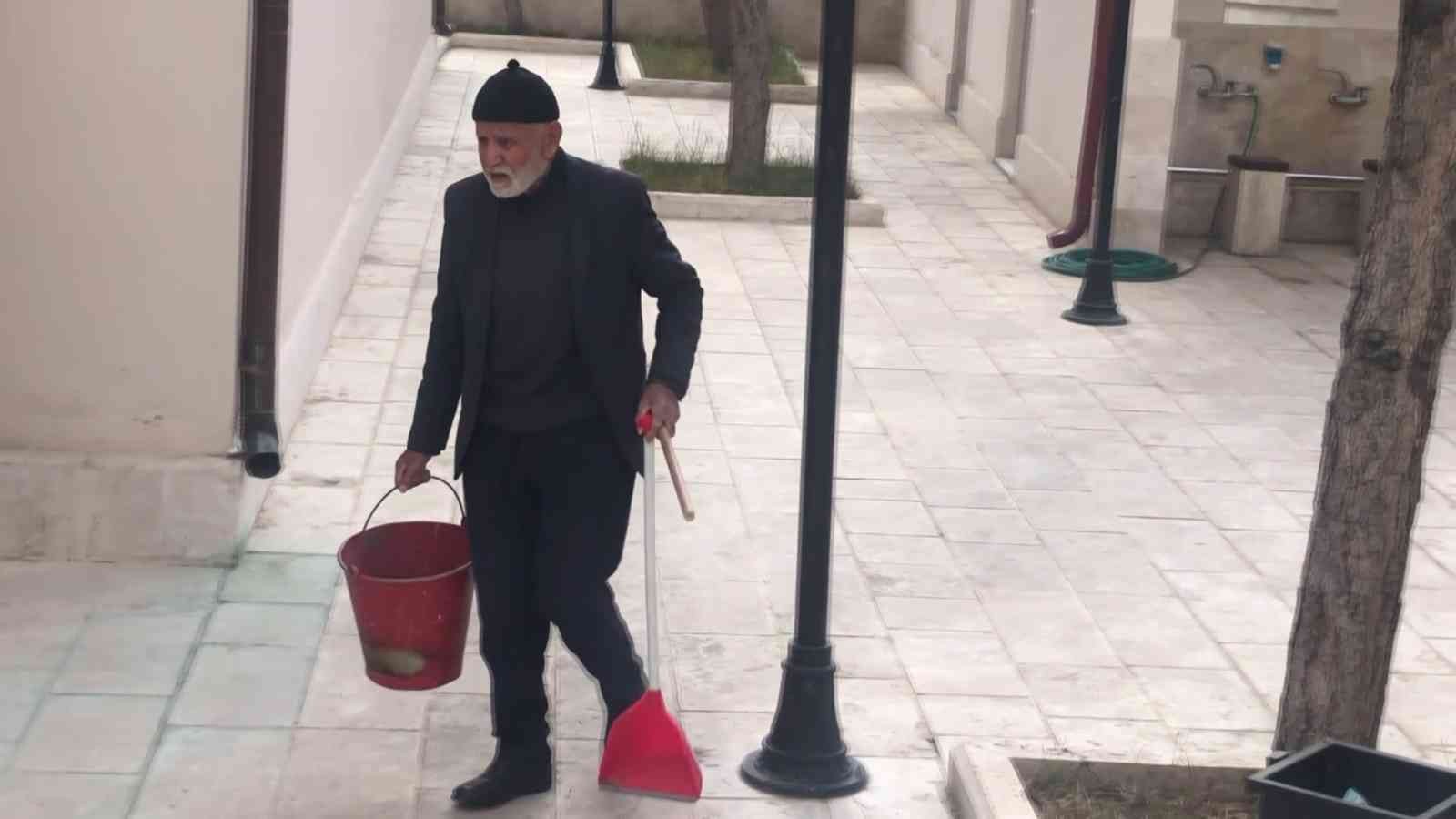 85’lik çınar her gün cami bahçesini temizliyor #sivas