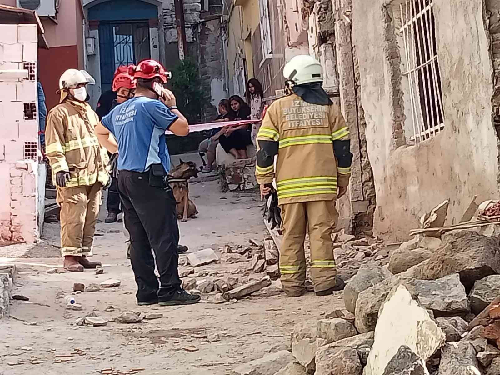 Tadilat halindeki binada çökme: 1 yaralı #izmir