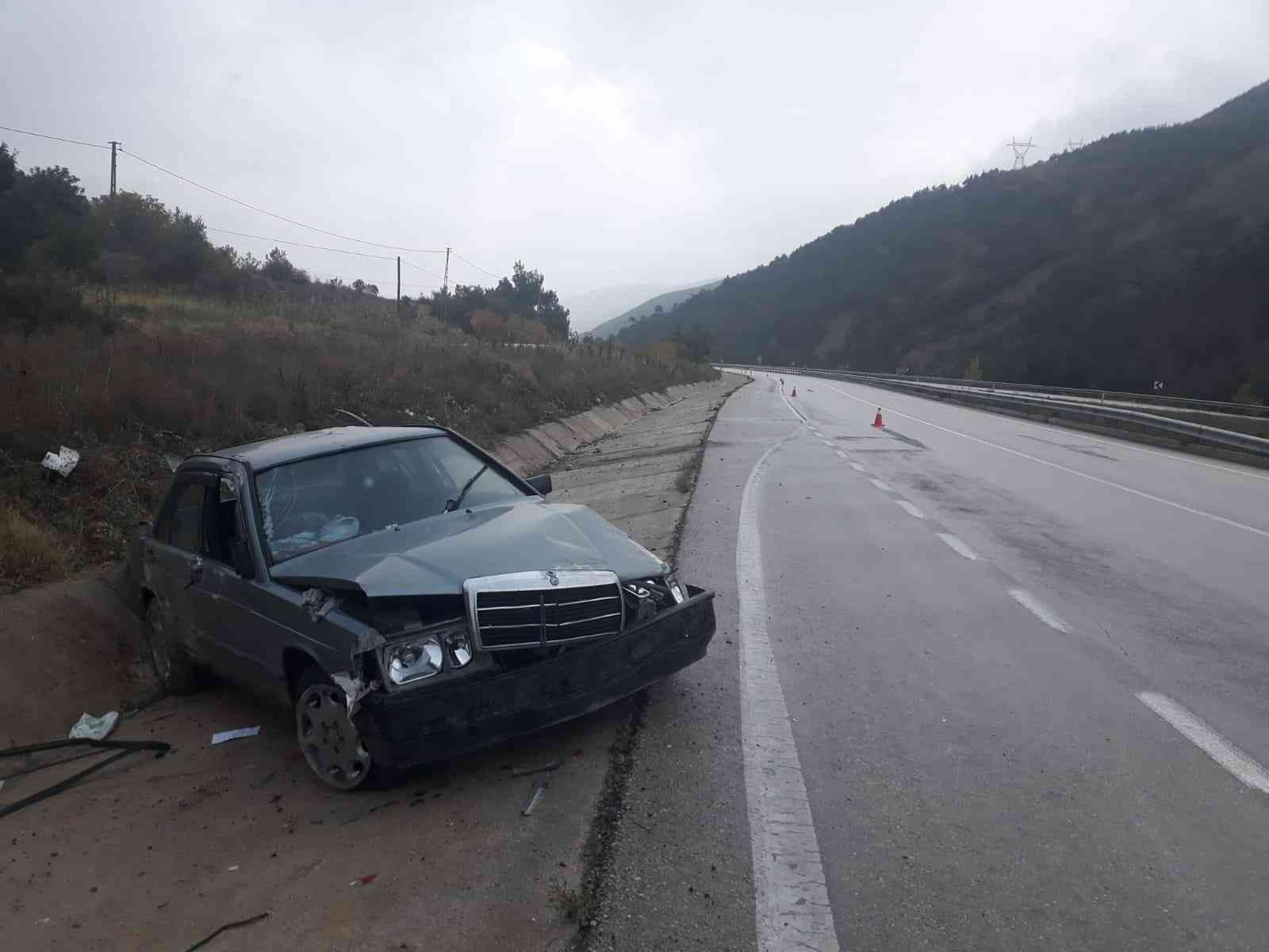 Lastiği patlayan otomobil su tahliye kanalına çarptı: 4 yaralı