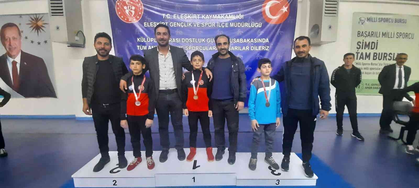Eleşkirt’te Dostluk Turnuvasında aileler madalya verdi #agri
