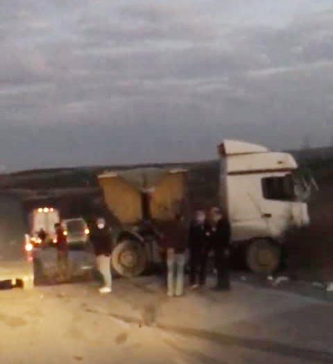 (ÖZEL) Arnavutköy’de hafriyat kamyonu bariyerlere çarpıp ters döndü, sürücü ağır yaralandı #istanbul
