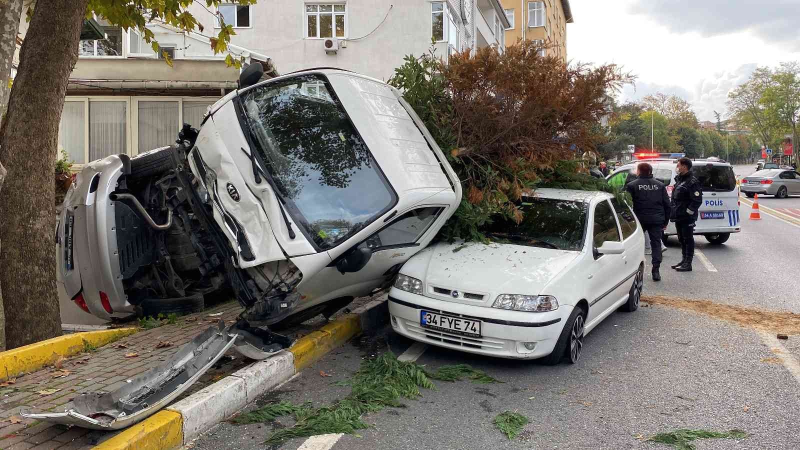 Sarıyer’de freni boşalan kamyonet dehşet saçtı #istanbul