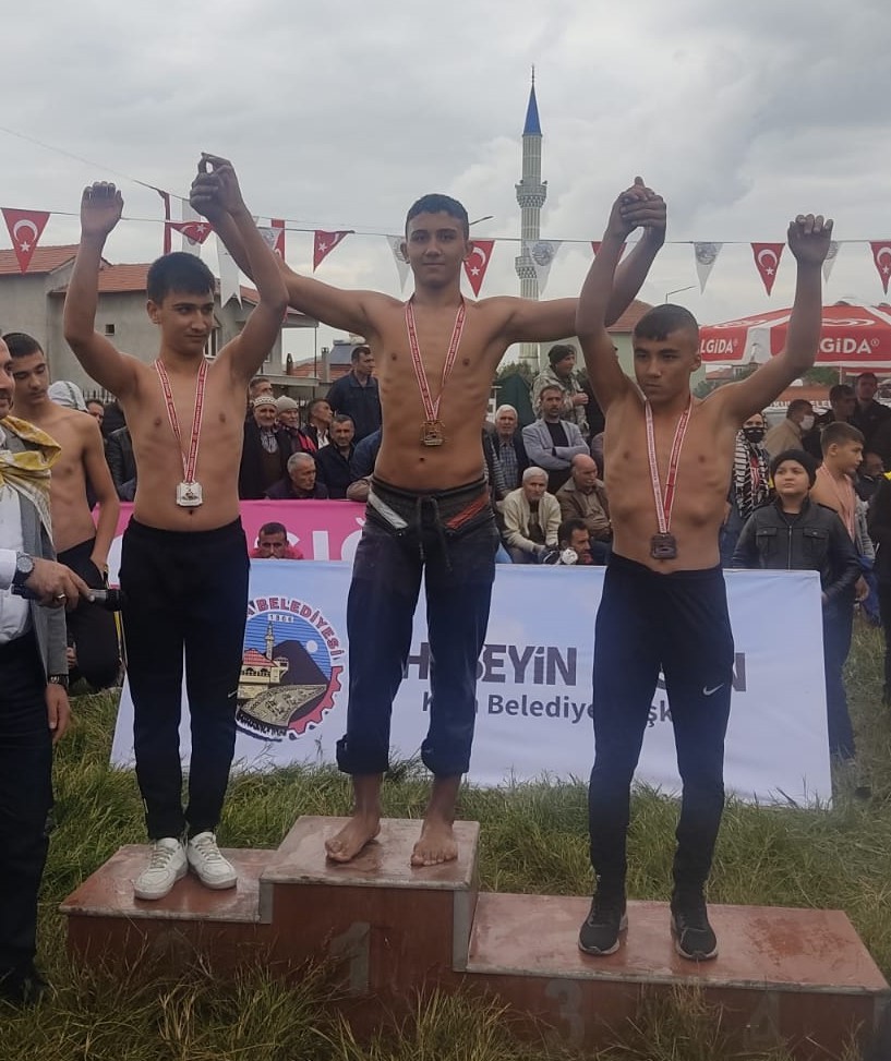 Pamukkale Belediyespor’un pehlivanları 1 altın 1 gümüş madalya kazandı #denizli