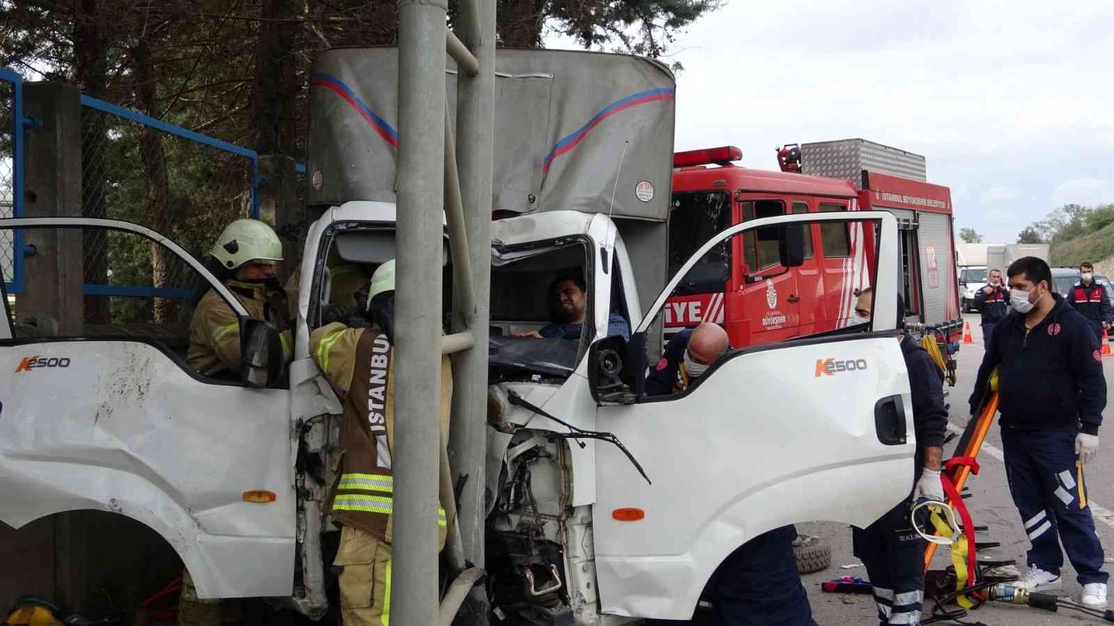 Sancaktepe’de yön tabelası direğine çarpan kamyonet sürücüsü sıkıştı #istanbul