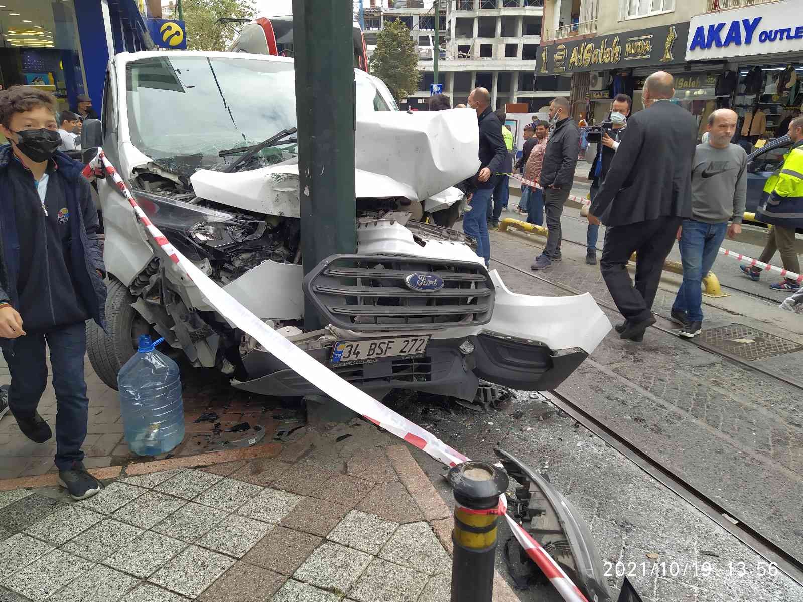 Zeytinburnu’nda tramvay yoluna girmeye çalışan araçla tramvay çarpıştı: Kaza anı kamerada #istanbul