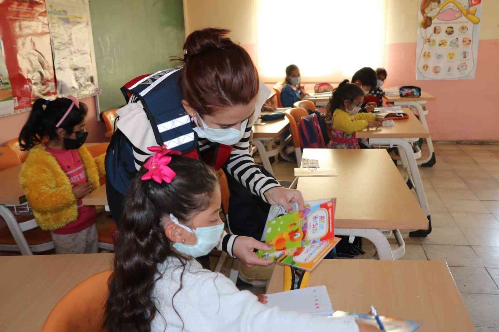Ardahan’da Güvenli Okul, Güvenli Gelecek Projesi kapsamında jandarma ekipleri denetim yaptı #ardahan