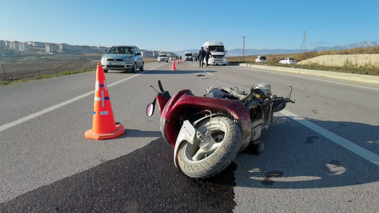 Minibüsle çarpışan motosiklet sürücüsünü yoldan geçen sağlıkçı kalp masajıyla hayata döndürdü #bursa