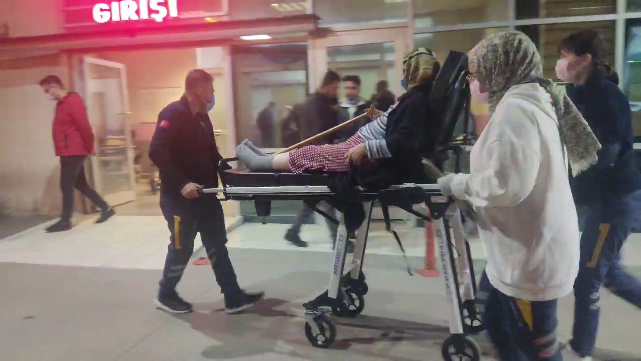 Hastaneye gitmek istemeyen yaşlı kadın bıçak çekip çocuklarını rehin aldı #kocaeli