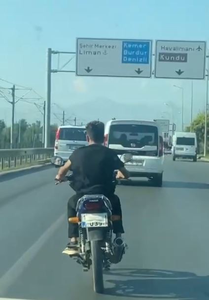 Ehliyetsiz motosiklet sürücüsünün maskeyi taktığı yeri görenler şaşkınlık yaşadı #antalya
