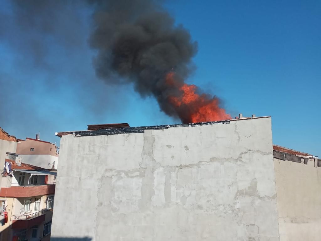 Bahçelievler’de binanın çatısında çıkan yangın paniğe neden oldu #istanbul