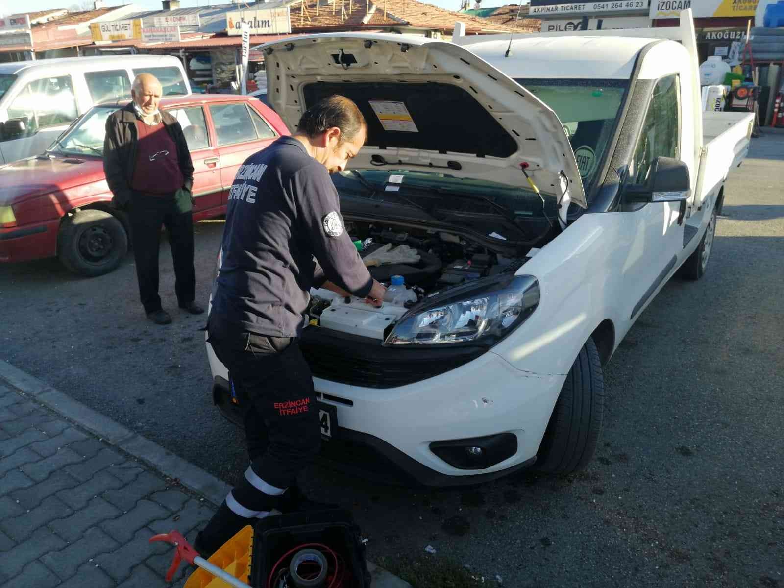 Arabanın motoruna sıkışan yavru kediyi itfaiye kurtardı #erzincan
