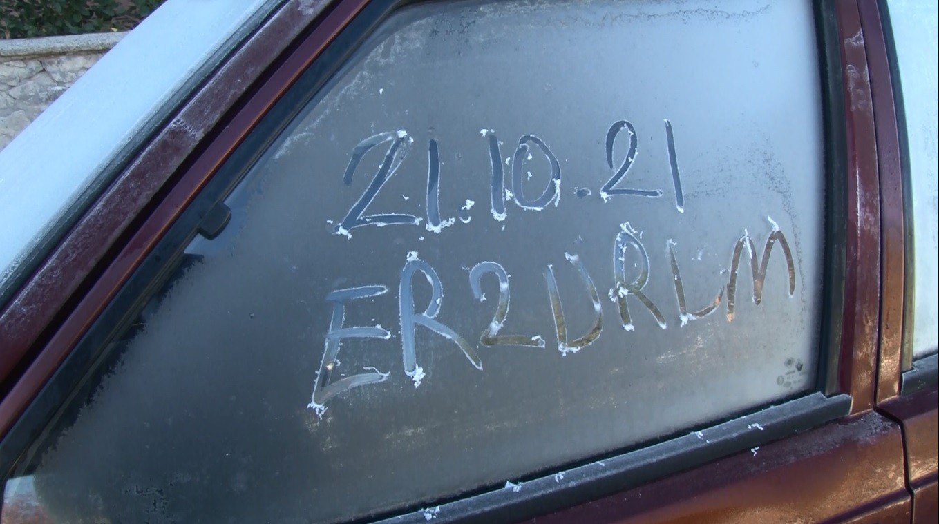 Erzurum’da termometreler eksi 5’e düştü, araç camları buz tuttu #erzurum