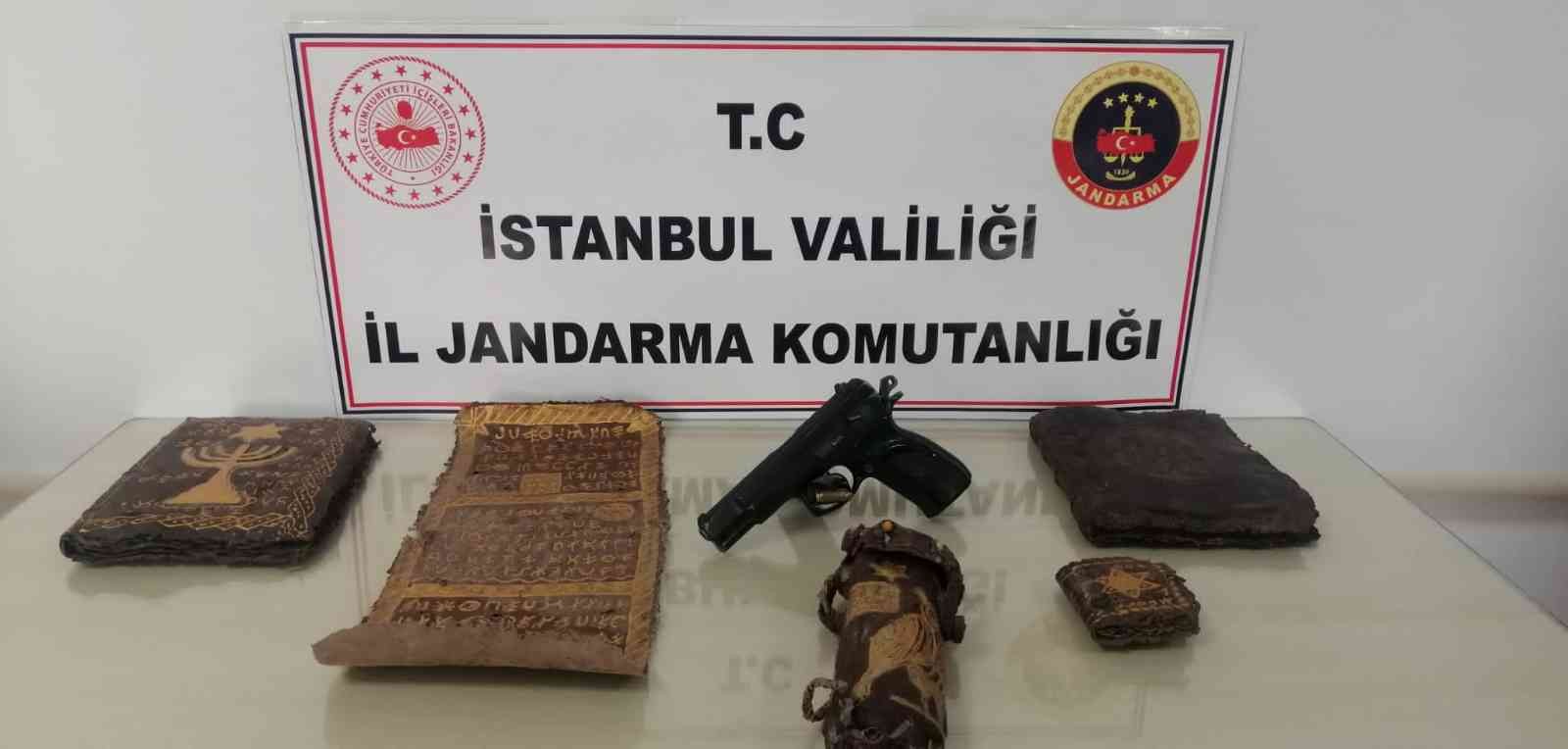 İstanbul’da jandarmadan tarihi eser kaçakçılığı operasyonu: 800 yıllık deri yazma eserler ele geçirildi #istanbul