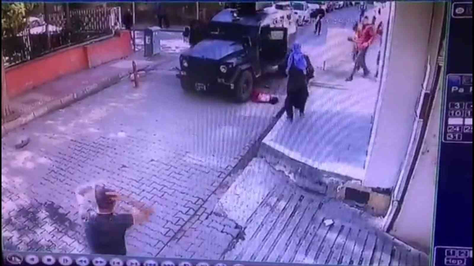 Zırhlı polis aracı yola fırlayan çocuğa çarptı #sanliurfa