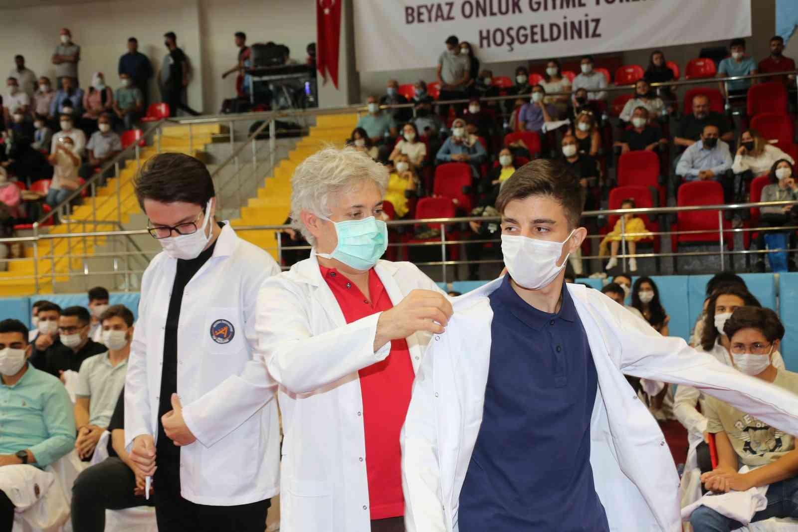Tıp Fakültesi’nin 360  öğrencisi beyaz önlüklerini törenle giydi #antalya