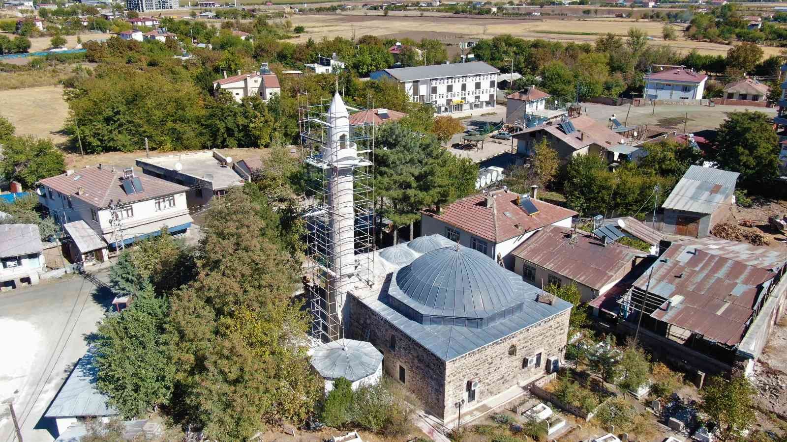 Leyleklerin yuva yapması nedeniyle yenileme çalışmaları ertelenen 386 yıllık caminin restorasyonu tamamlandı #elazig